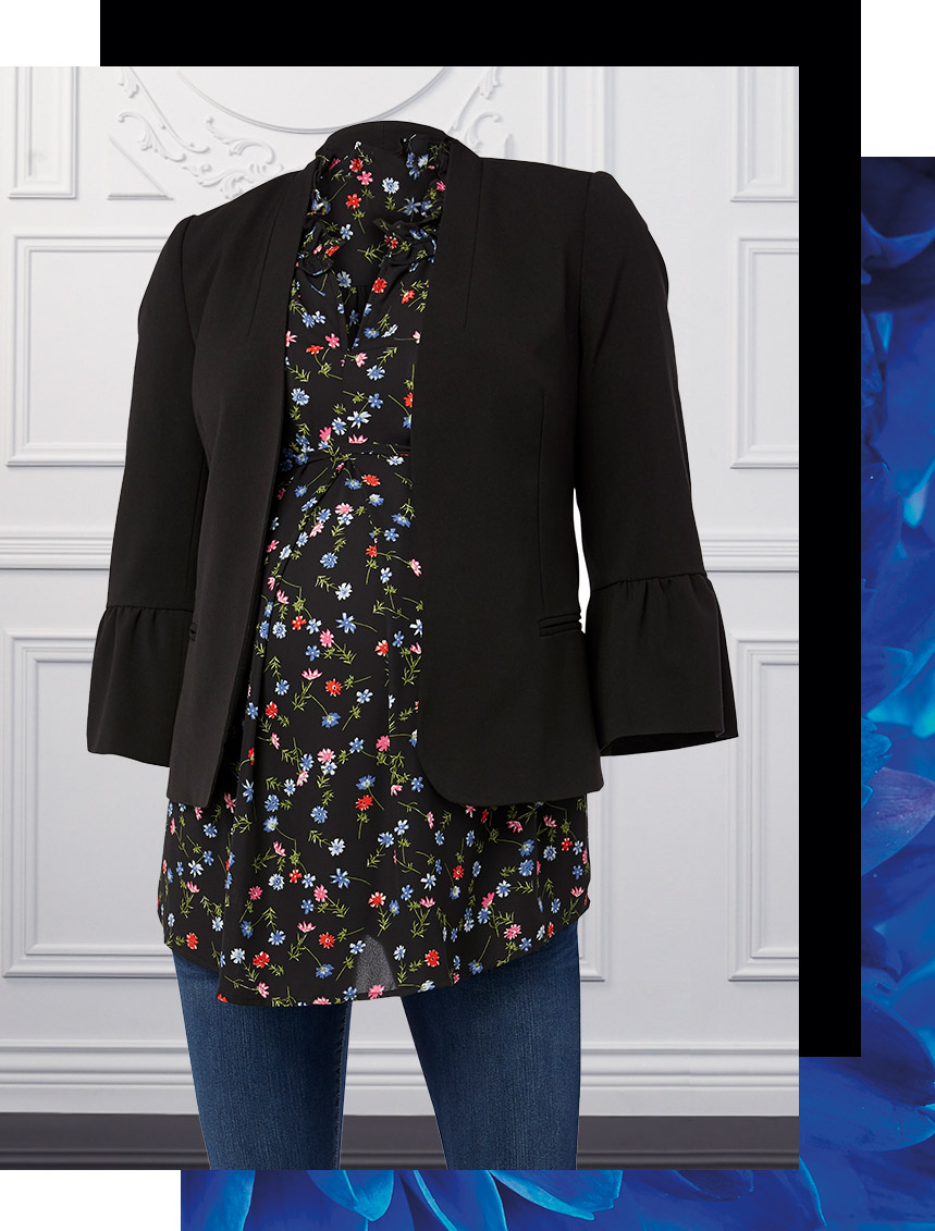 veston noir avec une blouse fleurie